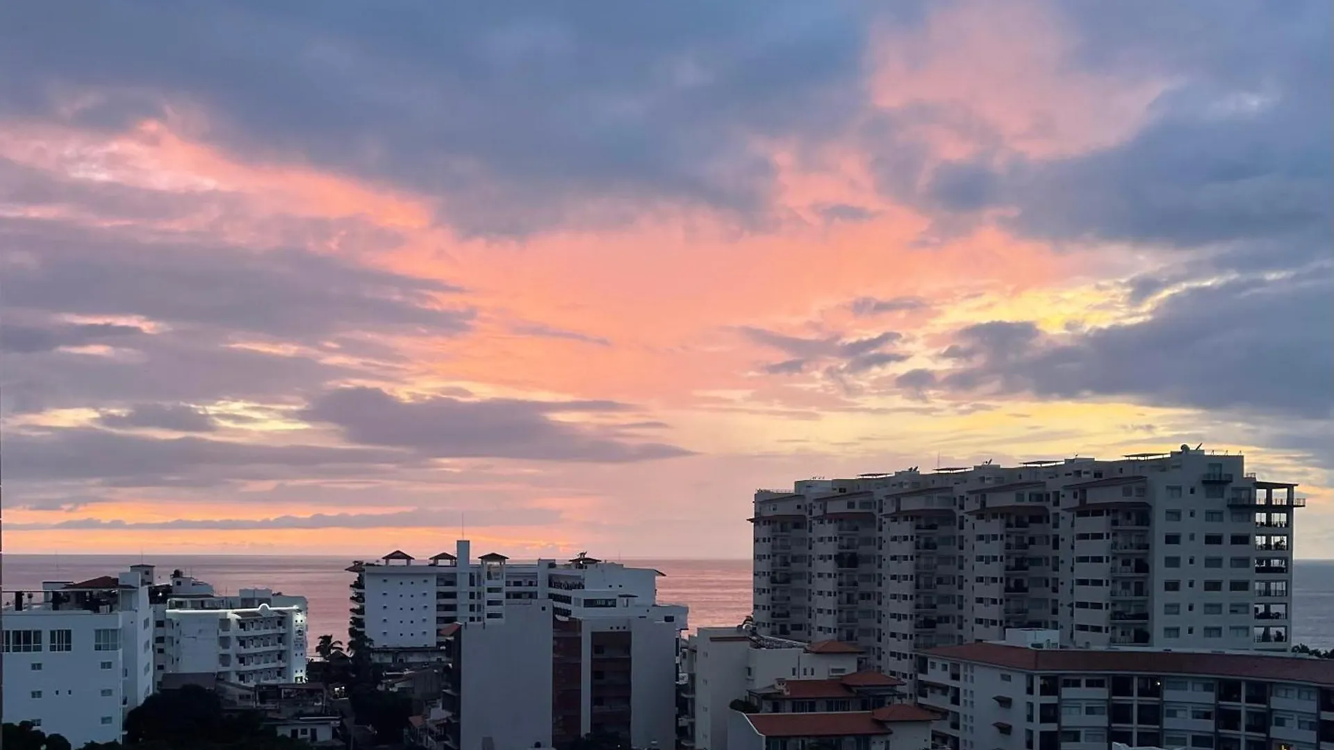 Prime 2Br Condo, Rooftop Pool And Gym Puerto Vallarta Feriehus